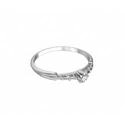 Ring aus Weissgold mit Diamant