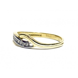 Zlatý prsten s čirými zirkony